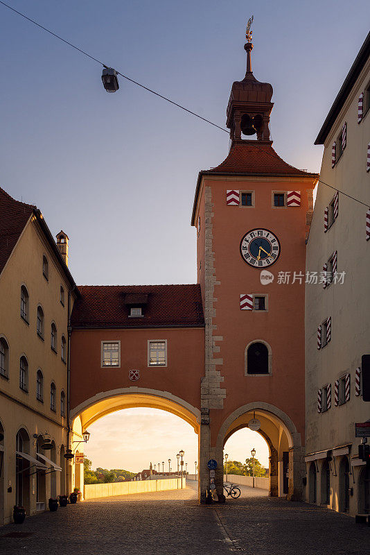 德国巴伐利亚雷根斯堡(Regensburg Bavaria)，有通往斯坦因(Steinerne)的门Brücke(石桥)